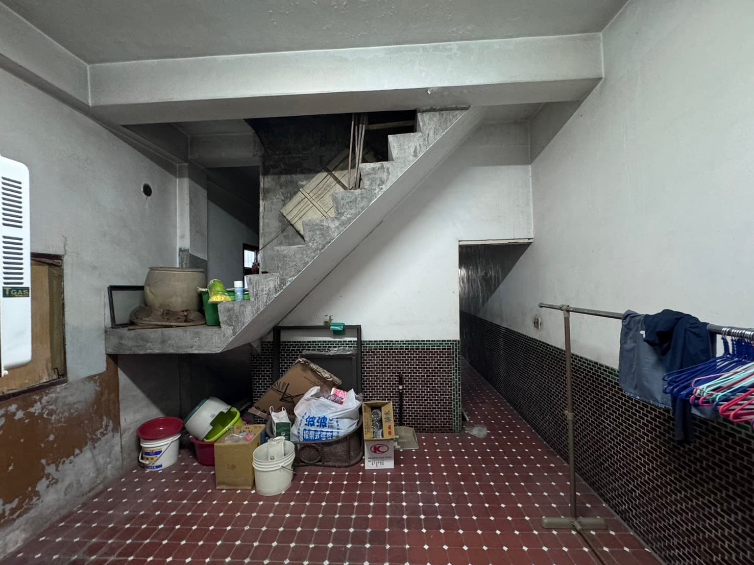 鎮中路老屋孝親房位置翻修前,樓梯下方雜物堆放