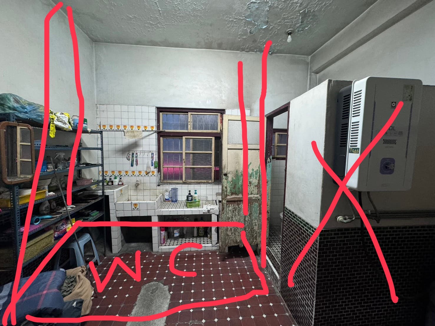 鎮中路老屋一樓衛浴翻修前,老舊設備與動線