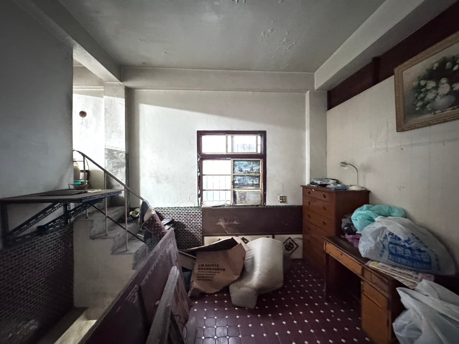 鎮中路老屋二樓走道翻修前,昏暗狹窄的通道