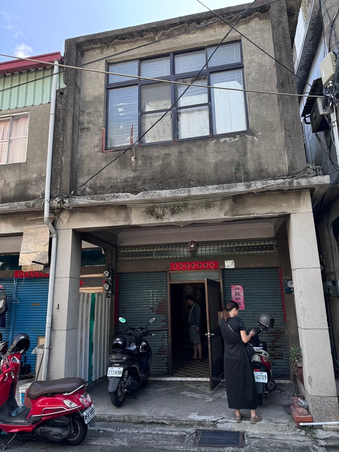 鎮中路老屋翻修前立面,灰暗水泥牆面與鐵捲門