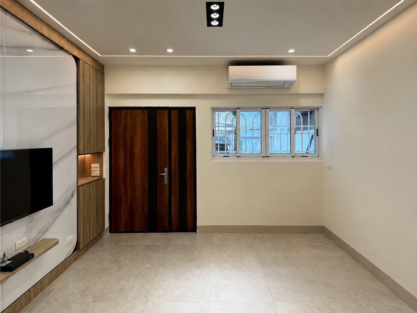 鎮中路老屋客廳翻修後，木質電視牆與明亮採光